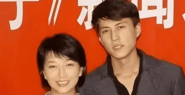 演員李佳:26歲成雙料影后,二婚嫁靳東,婚後高齡生兩子被寵成寶