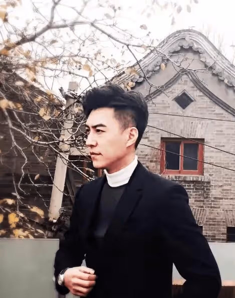 演員李佳:26歲成雙料影后,二婚嫁靳東,婚後高齡生兩子被寵成寶