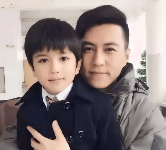 演員李佳:26歲成雙料影后,二婚嫁靳東,婚後高齡生兩子被寵成寶