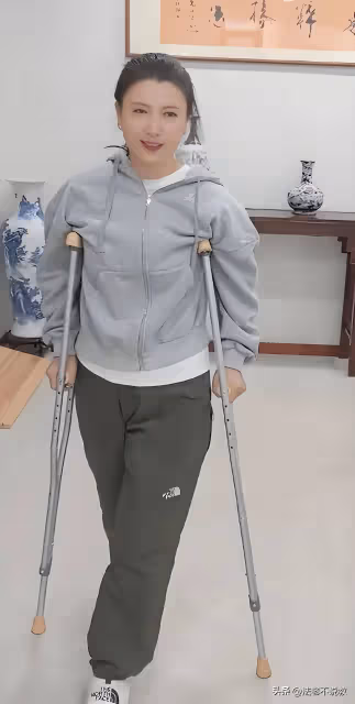 52歲閆學晶自曝骨折,坐輪椅去兒子直播間助力,並稱骨折是好消息