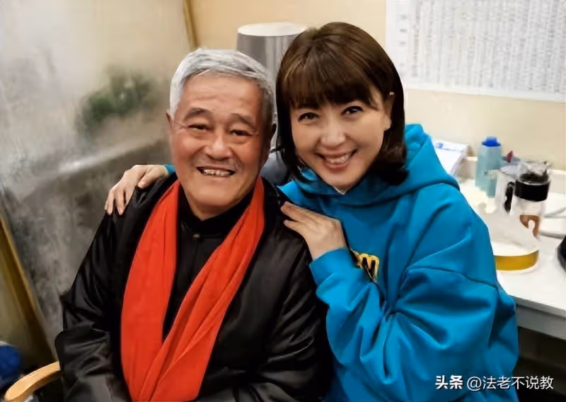 52歲閆學晶自曝骨折,坐輪椅去兒子直播間助力,並稱骨折是好消息