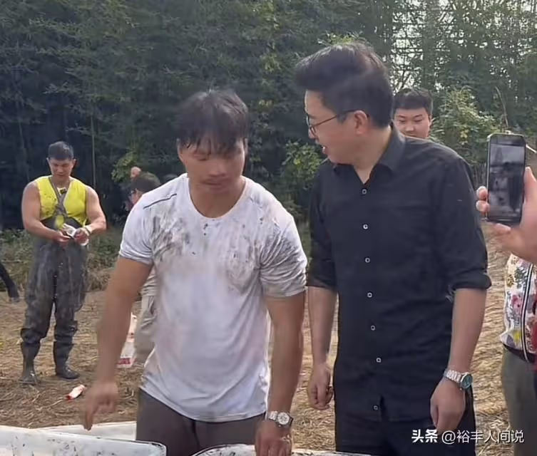 網紅卓仕琳現身宗祠活動！熱情與粉絲合影，穿紅裙露肚臍又美又颯