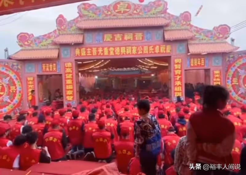 網紅卓仕琳現身宗祠活動！熱情與粉絲合影，穿紅裙露肚臍又美又颯
