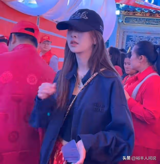 網紅卓仕琳現身宗祠活動！熱情與粉絲合影，穿紅裙露肚臍又美又颯