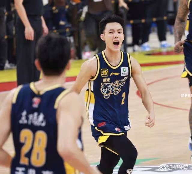 大爹！徐傑談絕殺：杜導把球交給我叫我大膽去干！杜鋒微笑鼓掌+摸頭