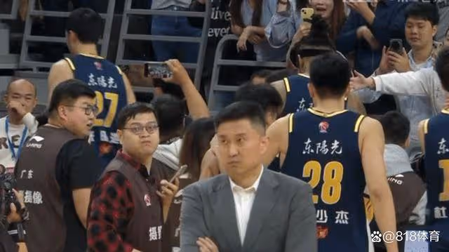 大爹！徐傑談絕殺：杜導把球交給我叫我大膽去干！杜鋒微笑鼓掌+摸頭