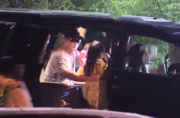 曝霍思燕帶女兒聚餐!穿皮草抱狗狗,妥妥的貴婦!女兒居然8歲了