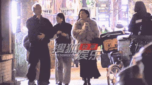 曝霍思燕帶女兒聚餐!穿皮草抱狗狗,妥妥的貴婦!女兒居然8歲了