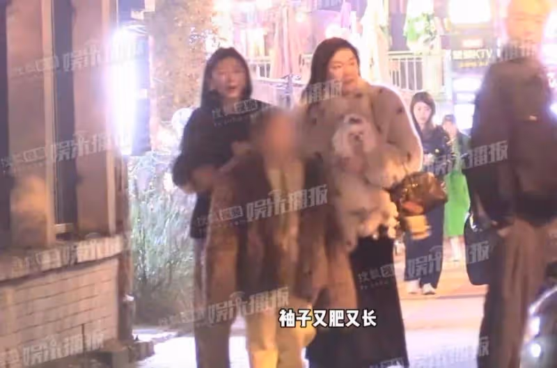 曝霍思燕帶女兒聚餐!穿皮草抱狗狗,妥妥的貴婦!女兒居然8歲了