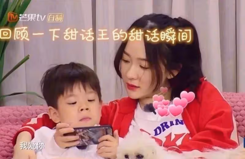 曝霍思燕帶女兒聚餐!穿皮草抱狗狗,妥妥的貴婦!女兒居然8歲了