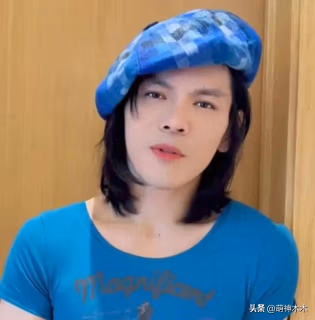 向佐最新直播造型辣眼,穿女裝化濃妝像大姨,母子倆為撈金太拚命
