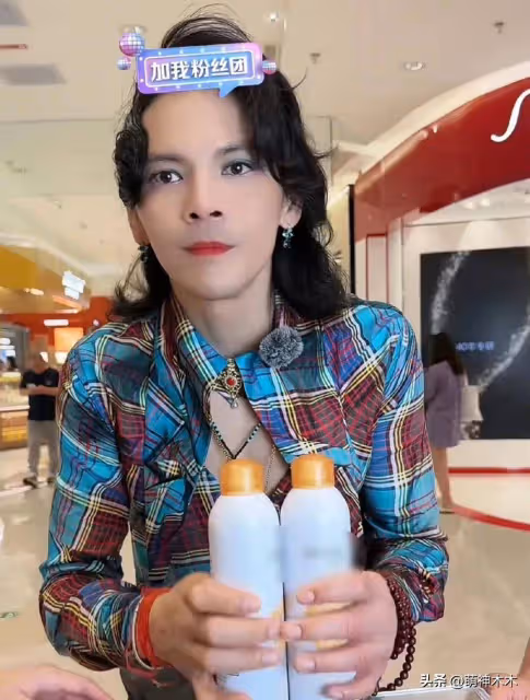 向佐最新直播造型辣眼,穿女裝化濃妝像大姨,母子倆為撈金太拚命