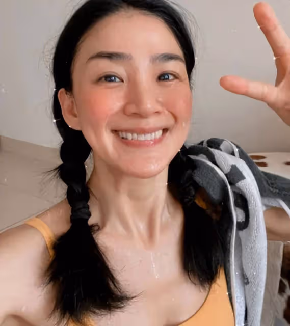 46歲的洪小鈴官宣結婚懷孕,雙喜臨門,老公張天霖曬婚紗照