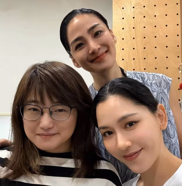 46歲的洪小鈴官宣結婚懷孕,雙喜臨門,老公張天霖曬婚紗照