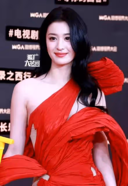 王楚然寫真露出事業線大長腿!她膚白貌美性感火辣