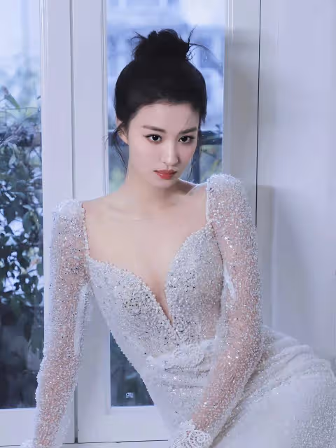 王楚然寫真露出事業線大長腿!她膚白貌美性感火辣