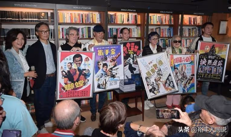 75歲動作演員戚冠軍移居加國!近照模樣如40歲,同框錢小豪似弟弟