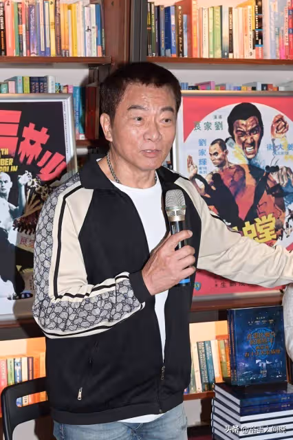 75歲動作演員戚冠軍移居加國!近照模樣如40歲,同框錢小豪似弟弟
