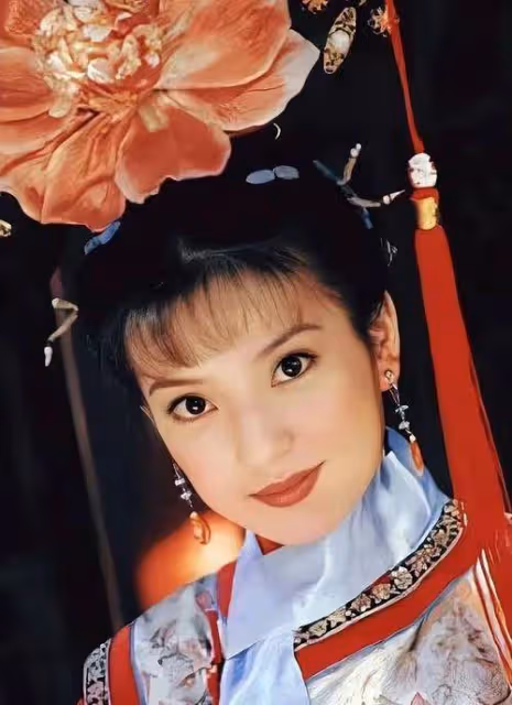趙薇悼念瓊瑤,時隔3年首發文!還珠播出26年,就知道小燕子會來