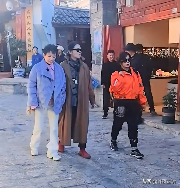 63歲蔡明與倪萍劉曉慶逛麗江,臉拉垮疑醫美過度,難怪不再上春晚
