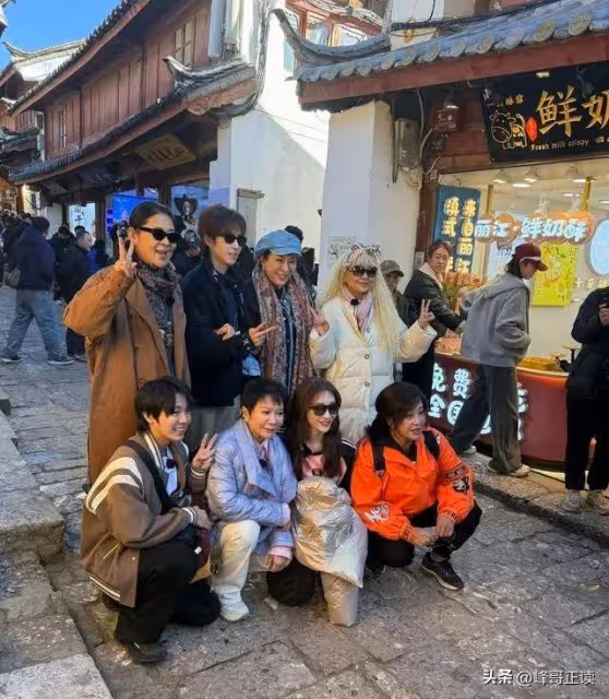 63歲蔡明與倪萍劉曉慶逛麗江,臉拉垮疑醫美過度,難怪不再上春晚