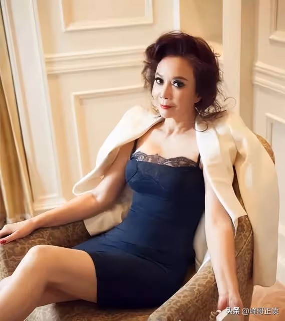 63歲蔡明與倪萍劉曉慶逛麗江,臉拉垮疑醫美過度,難怪不再上春晚