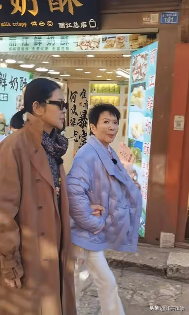 63歲蔡明與倪萍劉曉慶逛麗江,臉拉垮疑醫美過度,難怪不再上春晚