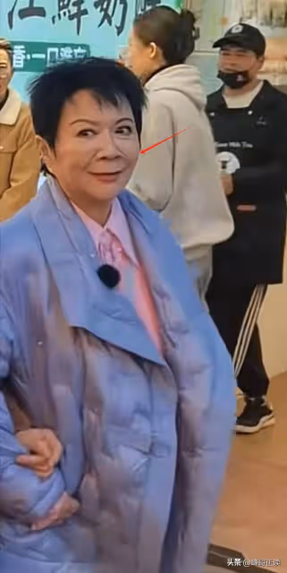 63歲蔡明與倪萍劉曉慶逛麗江,臉拉垮疑醫美過度,難怪不再上春晚