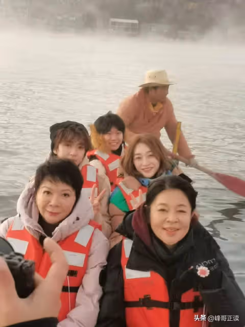 63歲蔡明與倪萍劉曉慶逛麗江,臉拉垮疑醫美過度,難怪不再上春晚