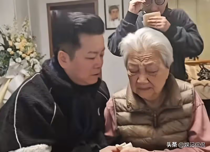 童祥苓遺照曝光!靈堂設家中太簡易,89歲夫人坐輪椅出鏡哭成淚人