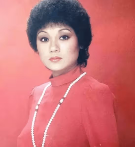 憑一首歌買16套房,二婚做4次試管無果,76歲她再唱經典,感動10億人