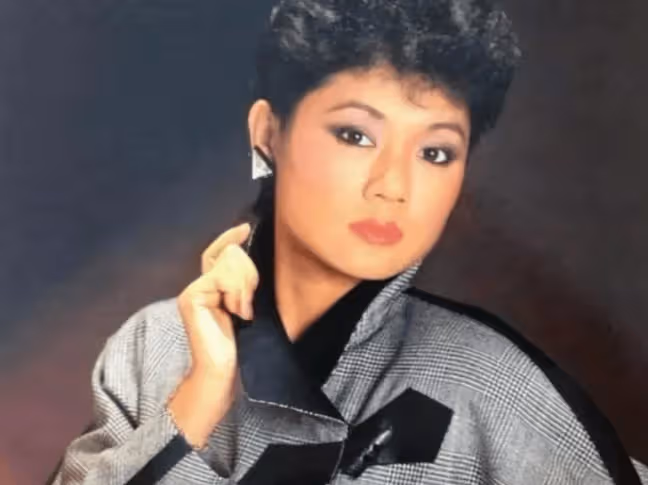 憑一首歌買16套房,二婚做4次試管無果,76歲她再唱經典,感動10億人
