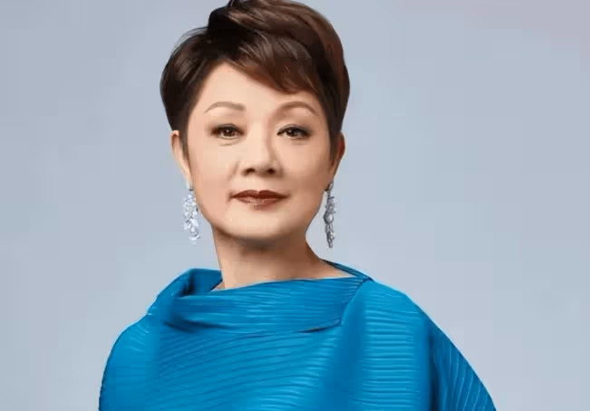 憑一首歌買16套房，二婚做4次試管無果，76歲她再唱經典，感動10億人