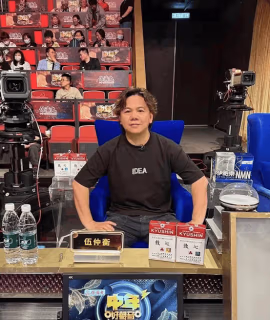 香港音樂人伍仲衡因簽新秀歌手,被傳TVB將其踢出《中年好聲音》,大談新簽歌手比炎明熹好