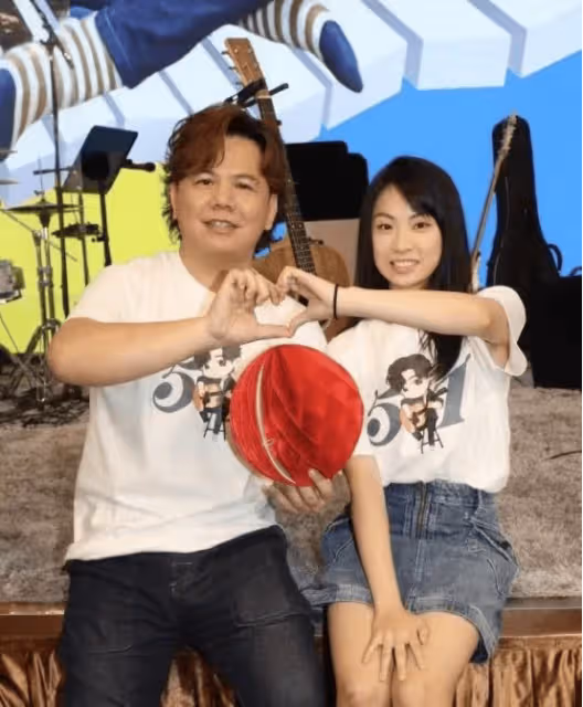 香港音樂人伍仲衡因簽新秀歌手,被傳TVB將其踢出《中年好聲音》,大談新簽歌手比炎明熹好