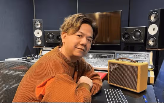 香港音樂人伍仲衡因簽新秀歌手,被傳TVB將其踢出《中年好聲音》,大談新簽歌手比炎明熹好