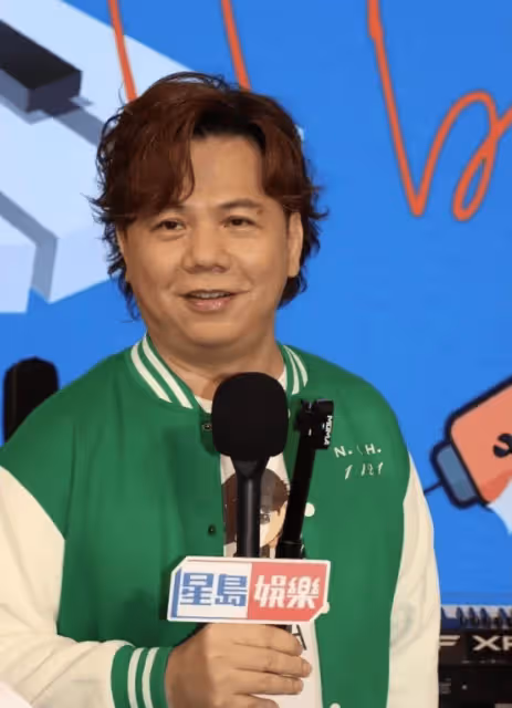 香港音樂人伍仲衡因簽新秀歌手,被傳TVB將其踢出《中年好聲音》,大談新簽歌手比炎明熹好
