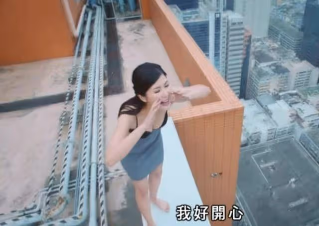 養眼!TVB上位小花獲續約與妹妹拍美胸廣告,穿泳裝大秀豐滿身材