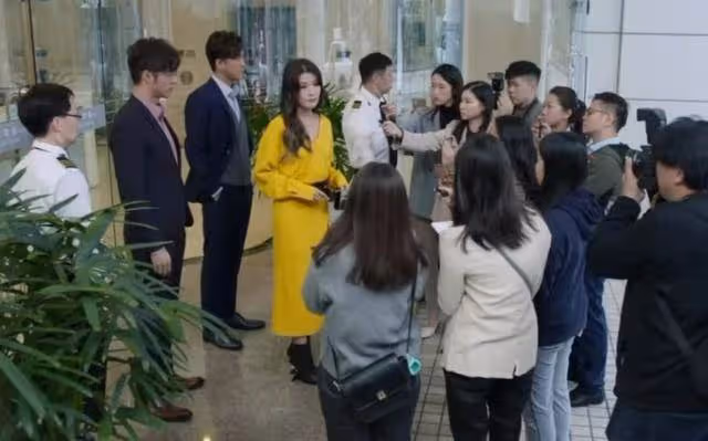 養眼!TVB上位小花獲續約與妹妹拍美胸廣告,穿泳裝大秀豐滿身材
