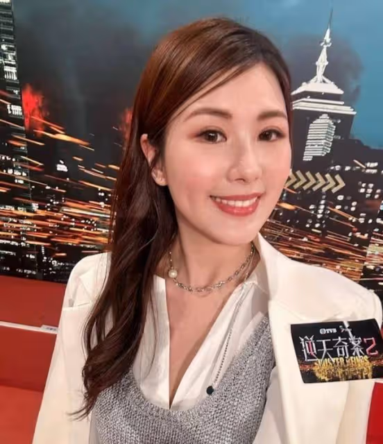 養眼!TVB上位小花獲續約與妹妹拍美胸廣告,穿泳裝大秀豐滿身材