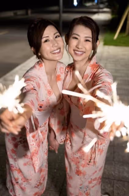 養眼!TVB上位小花獲續約與妹妹拍美胸廣告,穿泳裝大秀豐滿身材