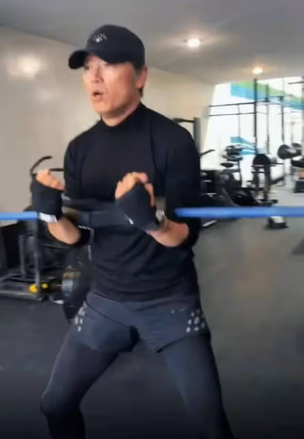 不老男神苗僑偉回加國度假,打拳健身鍛鍊,身材零贅肉,家底豐厚
