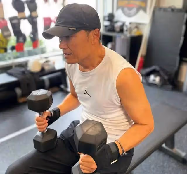 不老男神苗僑偉回加國度假,打拳健身鍛鍊,身材零贅肉,家底豐厚