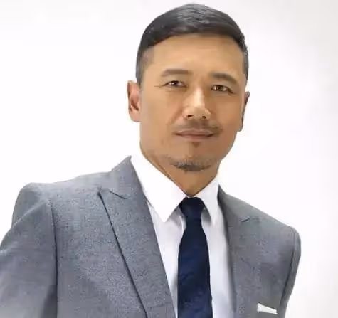 不老男神苗僑偉回加國度假,打拳健身鍛鍊,身材零贅肉,家底豐厚