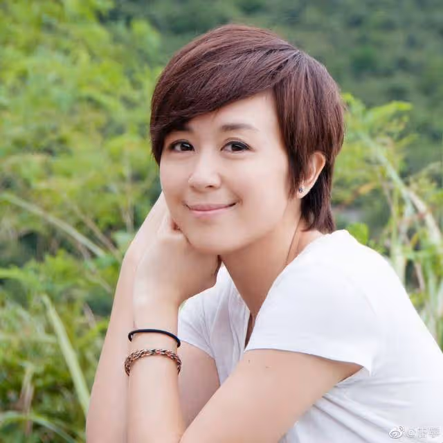 香港童顏女星近況曝光!頭髮全部漂染,自曝受家族遺傳史影響