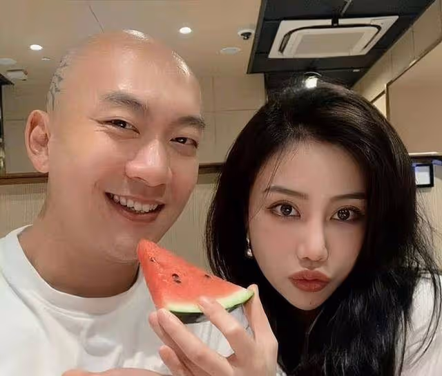 恭喜!TVB男星宣布妻子平安生女,無劇可拍到機場當操作員養家