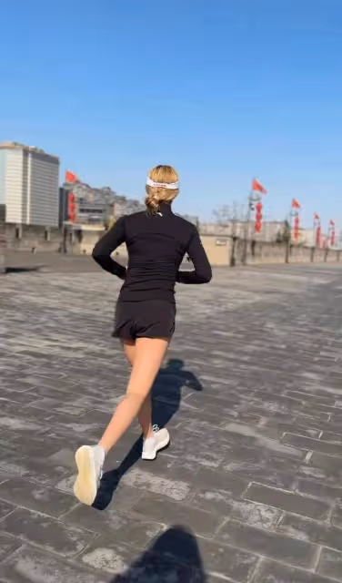 谷愛凌現身西安跑步,穿短褲現身超搶鏡,網友直言真抗凍