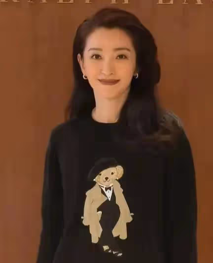 眾星亮相品牌活動,高圓圓甜美大氣近照顯年齡,郭晶晶優雅端莊