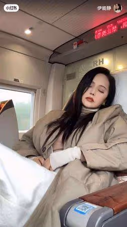 56歲伊能靜服老!大方「戴老花眼鏡」補妝 揭私下習慣:不穿襪子