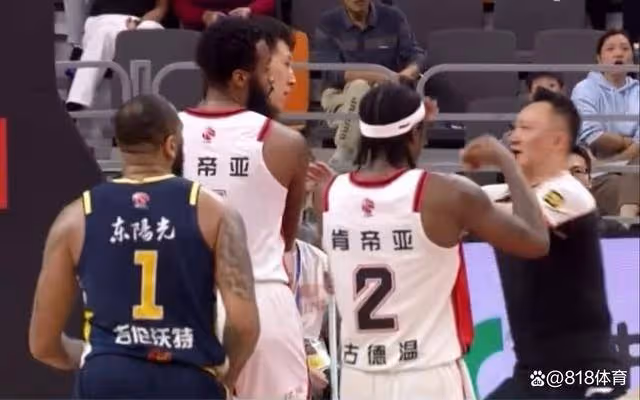 沒頭腦！杜潤旺鐵膝廢掉崔曉龍，與吳羽佳互相推搡沖對方揮拳被驅逐